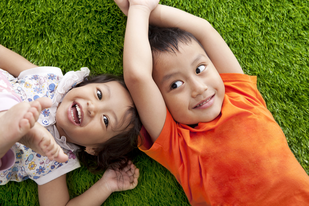 Младшая сестра азиатка. Happy Asian Kids. Отпрыск это ребенок. Asian siblings having fun.