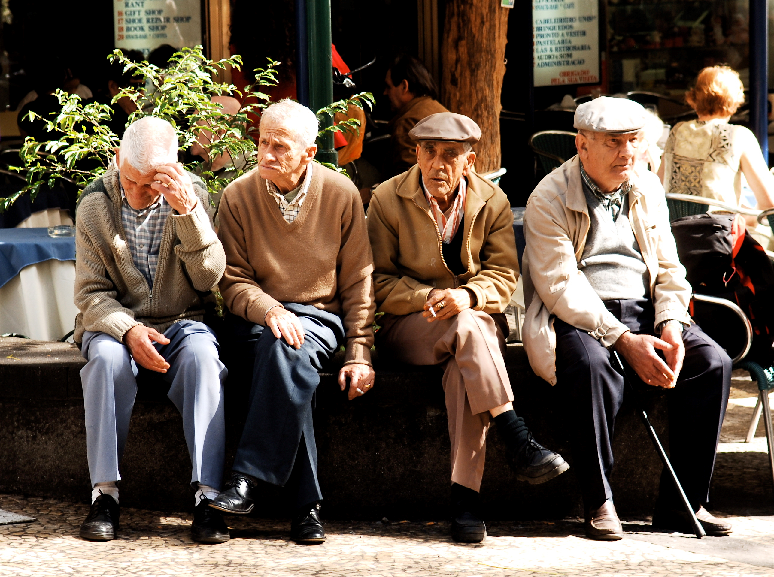 Oldest living men. Старики. Пенсионеры на лавочке. Много Стариков. Пожилые люди.