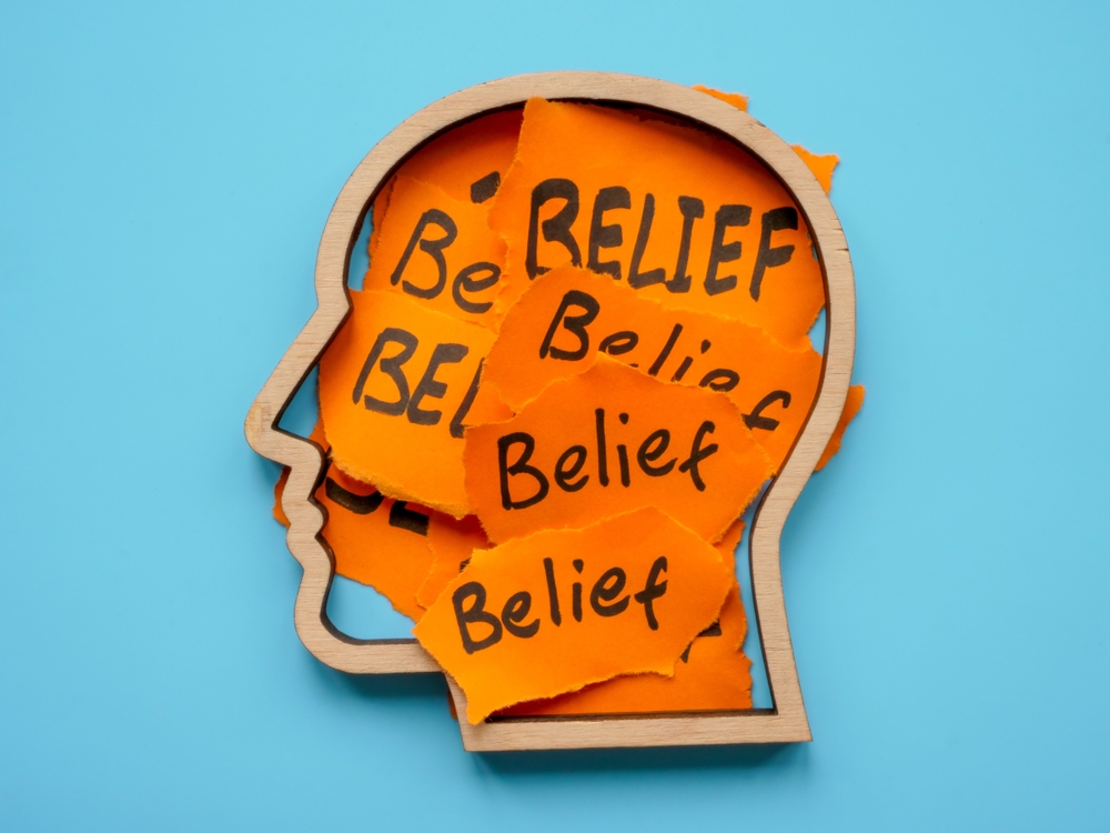 Cognitive mechanisms such as self-efficacy and beliefs about others (i.e., benevolence or trust) significantly affect the maintenance of psychological outcomes in displaced people.